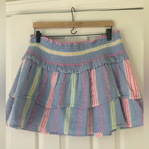 Vineyard Vines tiered mini skirt with smocking at the waist. Size XL, EUC.
